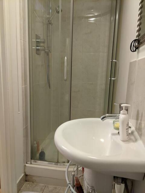 Central And Peaceful Room With Your Own Bathroom Londra Esterno foto